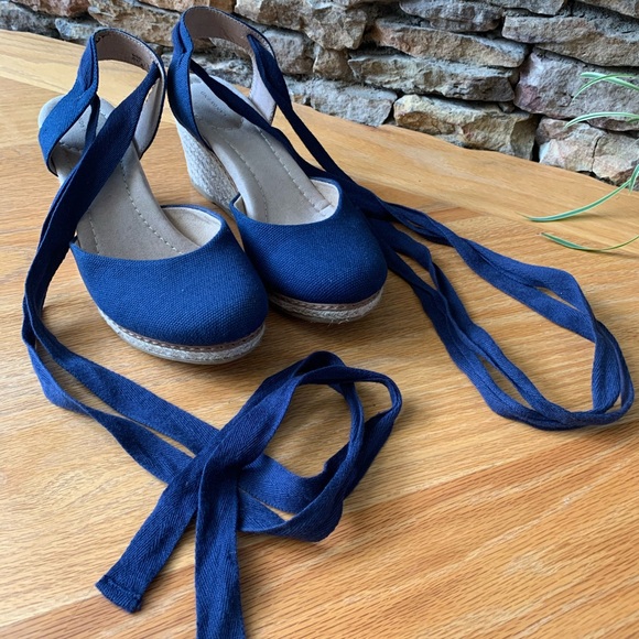 NAVY BLUE LACE-UP WEDGES - Picture 1 of 3